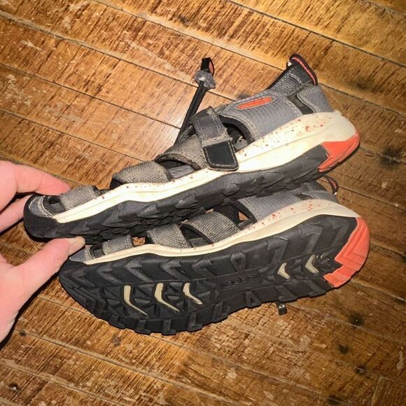 Keen gray & orange sz4 closed toe gorpcore hiking sandals - Picture 5 of 5